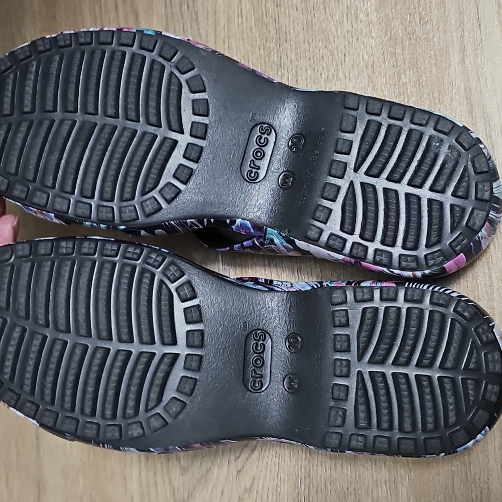 Crocs Floral Black Sandals. 10w. - Picture 3 of 3